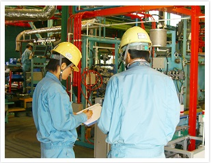 株式会社クボタの女性エンジニアが働く様子（工場内）